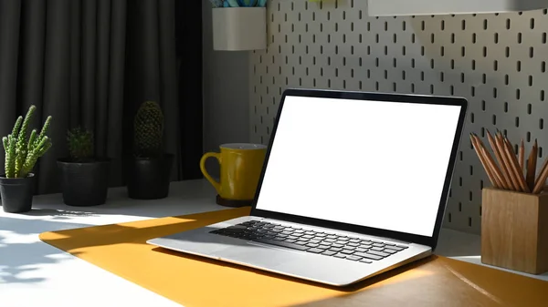 Számítógépes Laptop Ceruzatartó Kávéscsésze Cserepes Növény Fehér Asztalon Üres Képernyő — Stock Fotó