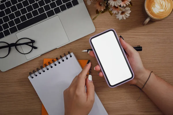 Yerinde Akıllı Telefon Kullanan Üst Düzey Bir Kadın — Stok fotoğraf