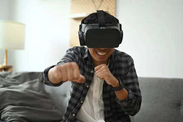 Férfi Visel Virtuális Valóság Headset Játszik Szimulációs Boksz Játék Otthon — Stock Fotó