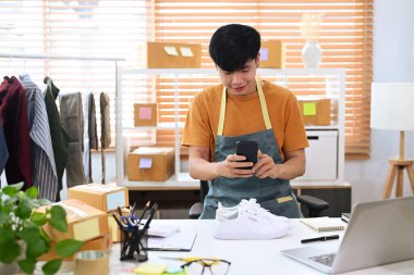 Akıllı telefon kullanan küçük bir girişimci başlat ve ürünün fotoğrafını çek.