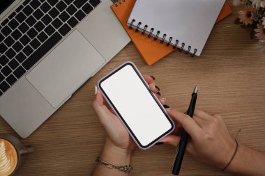 Yukarıda, elinde kalem tutan ve akıllı telefon kullanan yaratıcı bir kadın var..