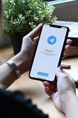 Chiang Mai, Tayland - Mar 01.2022: Telegram uygulaması olan iPhone 11 Pro Max 'i elinde tutan kadın. Telegram bir çevrimiçi sosyal medya ağıdır..
