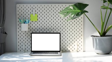 Ön görünüm model dizüstü bilgisayar, saksı bitkisi ve tahta beyaz masa.