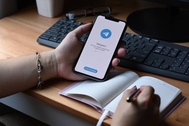 Chiang Mai, Tayland - Mar 01.2022: iPhone 11 Pro Max 'i elinde tutan adam.