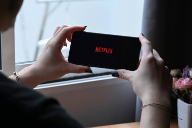 Tayland - 01,2022 Mar: Netflix logosu sergilenen akıllı telefonu tutan kadın. Netflix, dünya çapında bir dizi ve film sağlayıcısıdır..