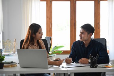 İki başarılı iş ortağı iş planlarını tartışıyor ya da fikirleri paylaşıyor..