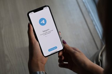 Chiang Mai, Tayland - Mar 01.2022: iPhone 11 Pro Max 'i elinde tutan kadın.