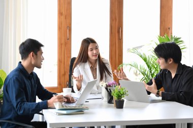 Yeni projeyi açıklayan ve iş ortağıyla kurumsal iş planını tartışan kadın iş adamı..