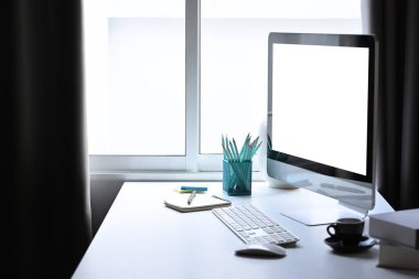 Bilgisayarı, kırtasiyesi ve kahve fincanı olan ofis masası. Grafik görüntüleme montajı için boş görüntü.