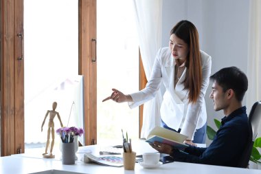 İş arkadaşlarını çevrimiçi sunumu tartışırken başlat, işbirlikçi çevrimiçi projeyi birlikte hazırla.