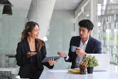 Çekici koç, iş planını meslektaşıyla paylaşıyor..