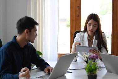 Modern işyerinde birlikte yeni bir proje üzerinde çalışan odaklanmış iş adamları.