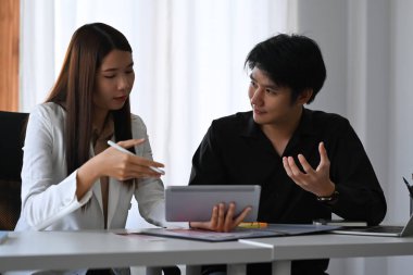 Yaratıcı kadın fikri paylaşıyor ve fikirleri tartışıyor erkek iş ortağıyla proje yapmayı düşünüyor.