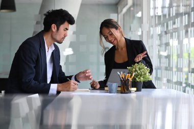 Halkla ilişkiler müdürünün erkek başvuru sahibi ile konuşması ve tanışma şirketi.