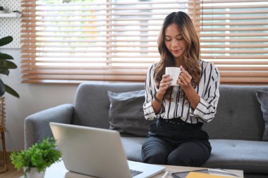 Güzel Asyalı kadın sabahları evde kahve ya da çay içiyor..