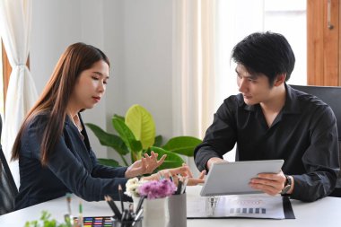 Modern ofiste yeni bir proje üzerinde çalışan yaratıcı tasarımcı takımı.