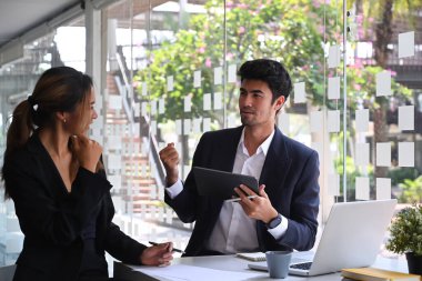 Şirket zaferini kutlayan başarılı bir iş ekibi..