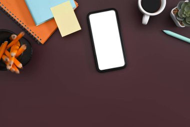 Model cep telefonu, yapışkan notlar, mor arka planda defter ve kahve fincanı..