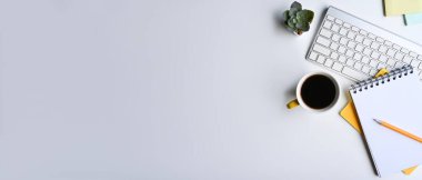 Üzerinde not defteri, yapışkan notlar, kahve fincanı ve kaktüs olan en küçük iş yeri. Boşluğu kopyala.