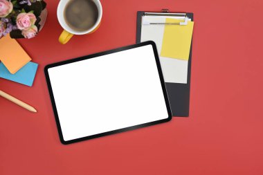 Dijital tableti, kahve fincanı ve yapışkan notları olan yaratıcı iş yeri Grafik görüntüleme için boş ekran.