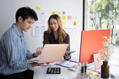 Web sitesi geliştirme ekibi web cep telefonu için beyin fırtınası yapıyor ve uygulama geliştirme üzerinde çalışıyor.