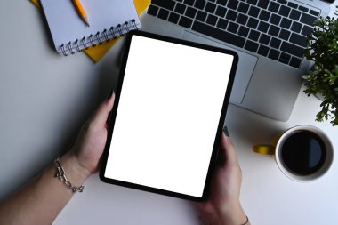 Genel bakış genç bayan Hans boş ekran ile dijital tablet tutuyor.