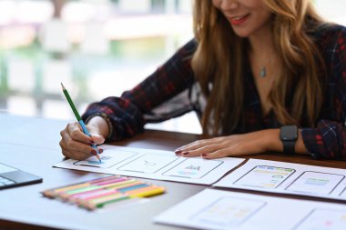 Web tasarımcısının yaratıcı ofiste web sayfası çizimleri oluştururken çekilmiş görüntüleri.