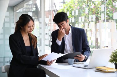 Ofisteki bir toplantıda patronunu dinlerken sıkılmış bir işadamı..