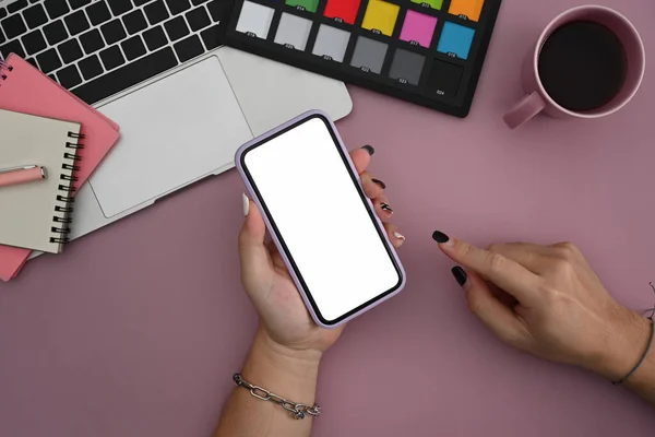 Yaratıcı Yerinde Oturan Cep Telefonu Kullanan Bir Kadın Üst Görünüm — Stok fotoğraf