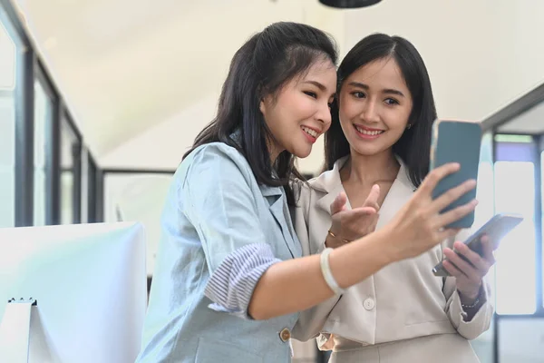 Δύο Γυναίκες Συνάδελφοι Επιχειρήσεων Που Παίρνουν Μια Selfie Έξυπνο Τηλέφωνο — Φωτογραφία Αρχείου