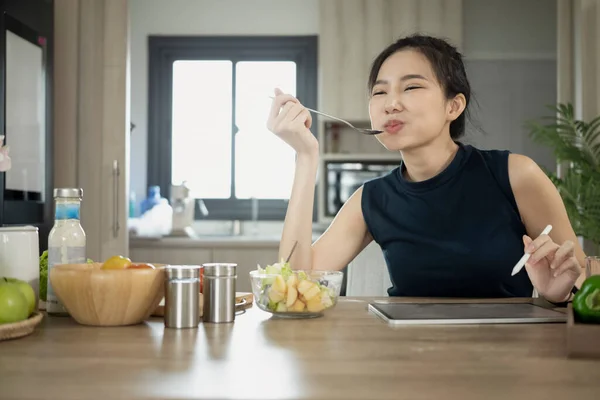 Linda Mulher Asiática Comendo Salada Legumes Frescos Casa Cozinha Conceito — Fotografia de Stock