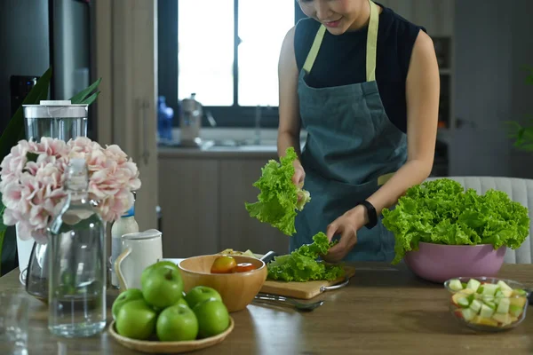 Jovem Saudável Preparando Ingredientes Para Fazer Uma Salada Legumes Frescos — Fotografia de Stock