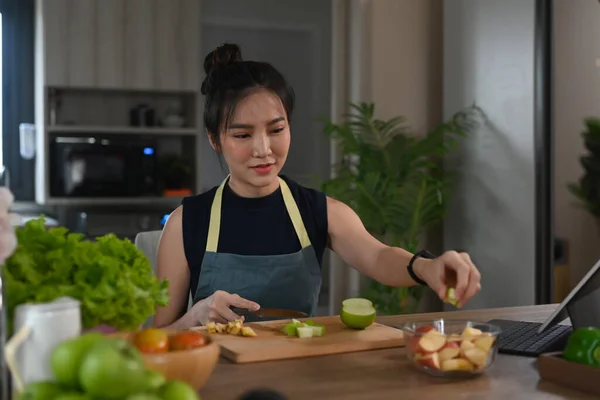 Mulher Vegetariana Jovem Preparando Salada Saudável Cozinha Conceito Estilo Vida — Fotografia de Stock