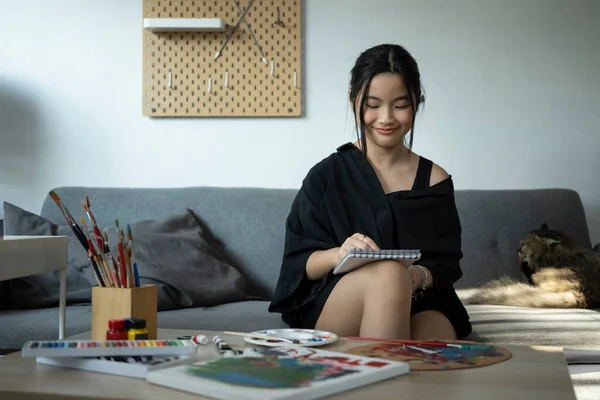 Muito Jovem Mulher Asiática Desenho Imagem Sala Estar — Fotografia de Stock