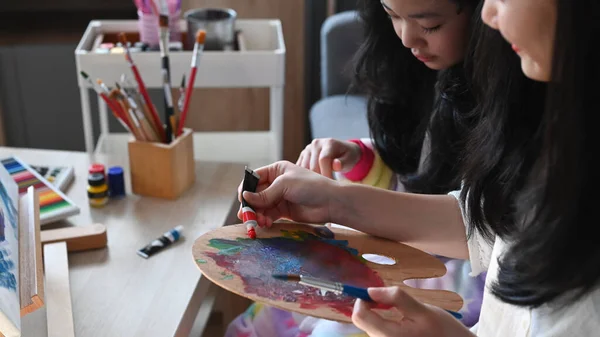 Deux Petite Fille Asiatique Assis Sur Canapé Peinture Tableau Avec — Photo