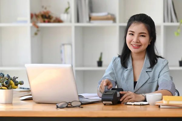 Cheerful Asian Woman Swiping Debit Card Payment Terminal — ストック写真