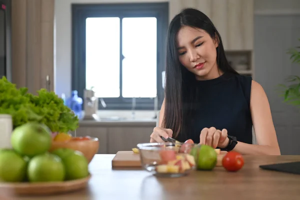 Atraente Ásia Mulher Corte Frutas Madeira Bordo Enquanto Fazendo Saudável — Fotografia de Stock