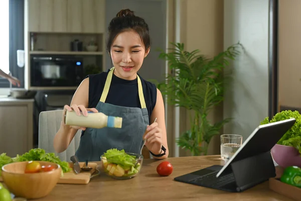 Mulher Asiática Fazendo Salada Saudável Uma Receita Tablet Digital Cozinha — Fotografia de Stock