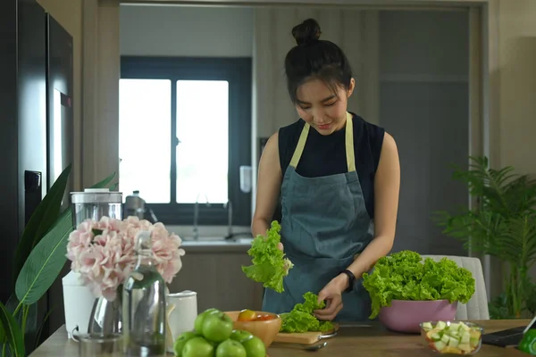 Jovem Mulher Frente Mesa Cozinha Preparando Ingredientes Para Fazer Salada — Fotografia de Stock