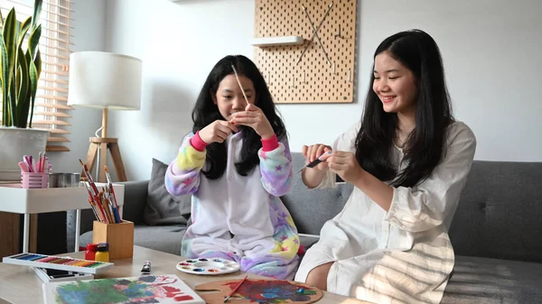 Deux Petites Filles Asiatiques Peignent Avec Eau Ensemble Maison Week — Photo