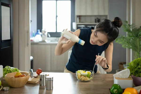 Jovem Mulher Asiática Derramando Molho Tigela Com Salada Fresca — Fotografia de Stock