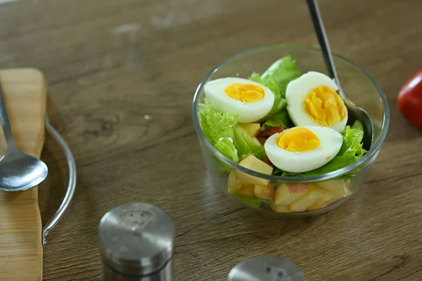 Salade Végétarienne Saine Avec Œuf Bouilli Dans Bol Verre Sur — Photo