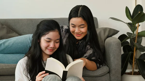 Dos Chicas Asiáticas Sentadas Sala Estar Leyendo Libro Juntos — Foto de Stock