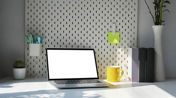 Modern Munkahely Laptoppal Kávéscsészével Háztartási Gépekkel Írószerekkel Fehér Asztalon — Stock Fotó