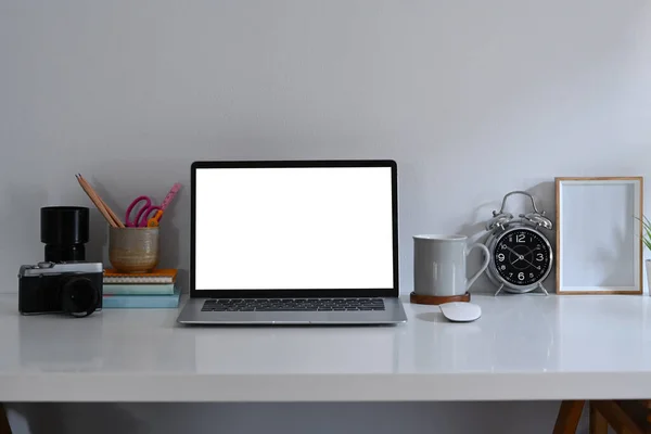 Laptop Komputera Papeteria Budzik Ramka Obrazu Białym Stole — Zdjęcie stockowe