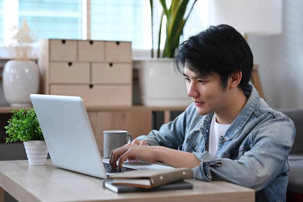 Asiático Freelancer Masculino Sentado Suelo Sala Estar Trabajando Línea Con — Foto de Stock