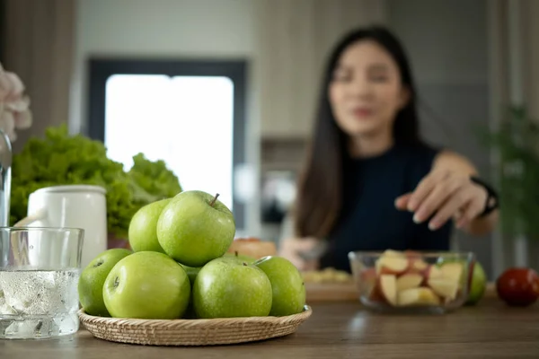 Вибірковий Фокус Свіжих Зелених Яблук Кошику Кухонному Столі Жінка Готує — стокове фото