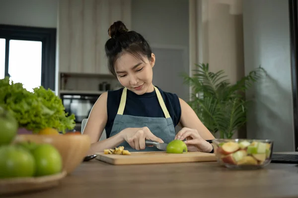 Sorrindo Mulher Asiática Sentada Mesa Cozinha Preparando Ingredientes Para Salada — Fotografia de Stock