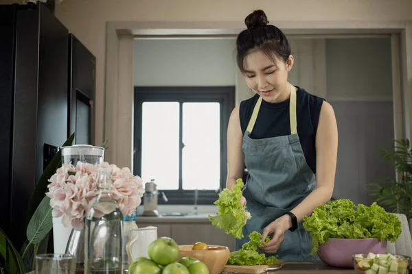 Vegetarische Vrouw Aan Balie Keuken Het Bereiden Van Gezond Veganistisch — Stockfoto