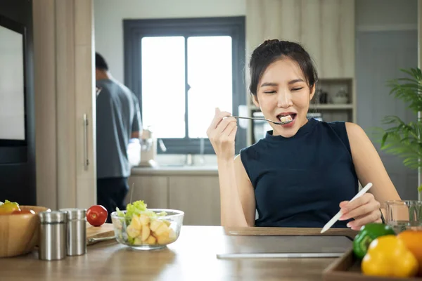Asiática Dona Casa Usando Tablet Digital Comer Salada Vegetariana Orgânica — Fotografia de Stock